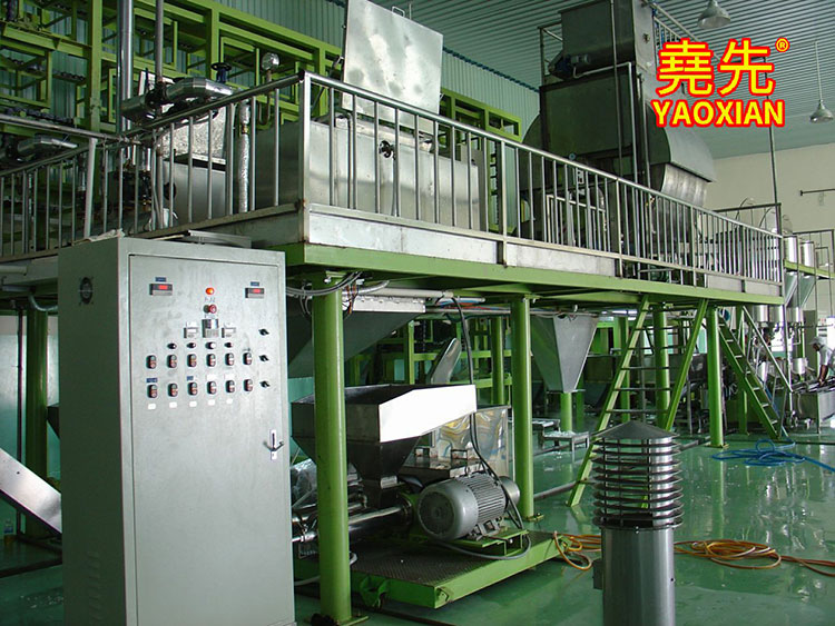 Key features and components typically found in a rice noodle making machine